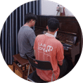 Coach điều chỉnh thế tay học viên trong lớp học