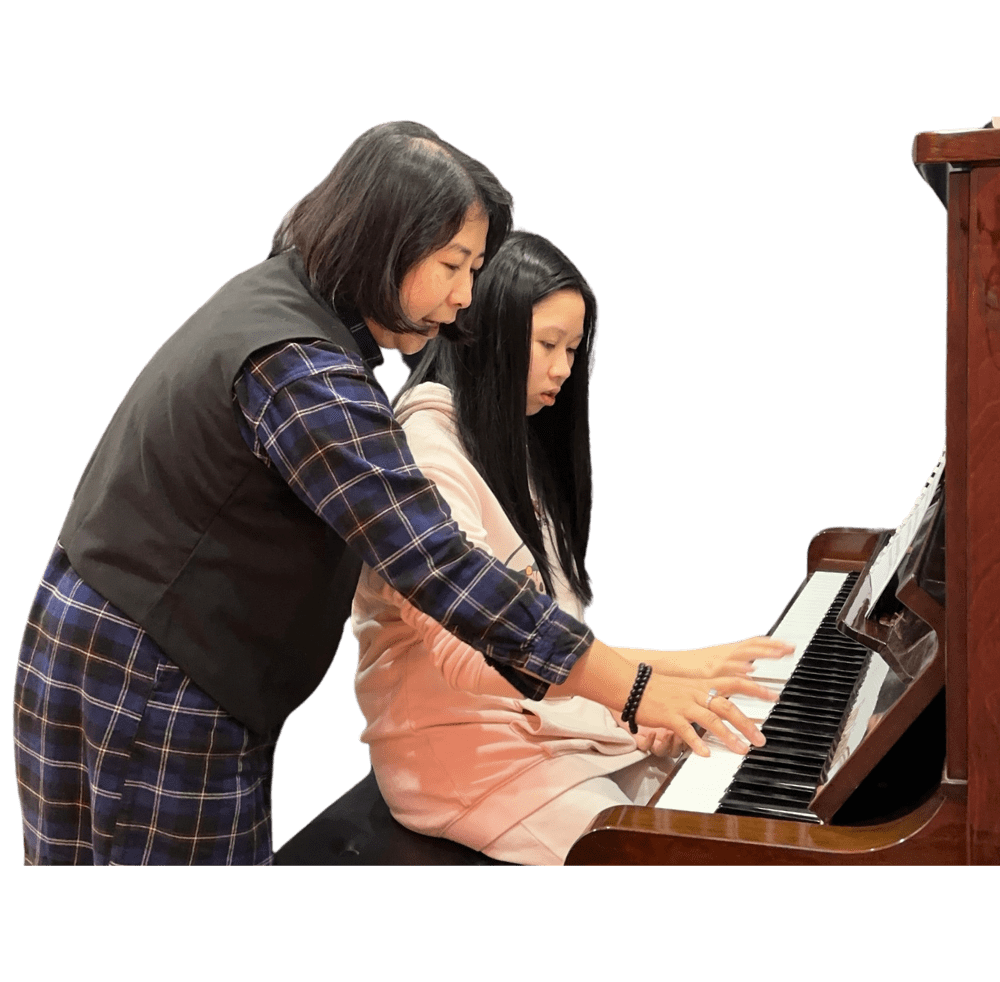 coach giải thích kĩ thuật piano cho học viên tại L.A.M Zone