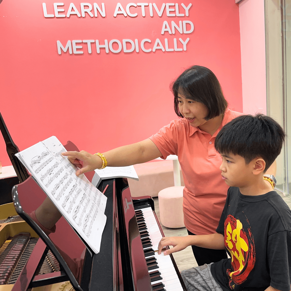 Coach L.A.M Zone đặt câu hỏi cho học viên trong buổi học