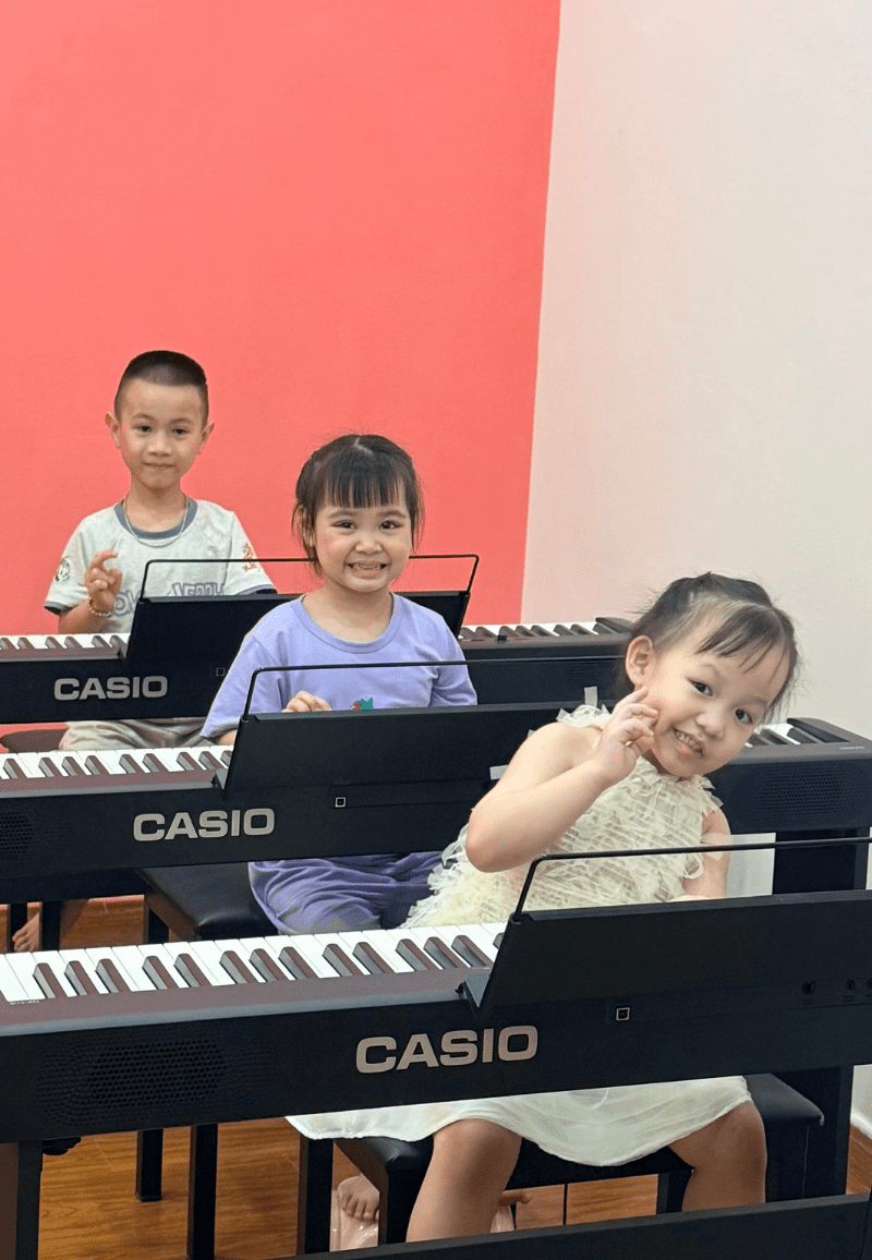 Trẻ 5-7 tuổi vui vẻ học đàn piano trong khóa Discovery L.A.M Zone