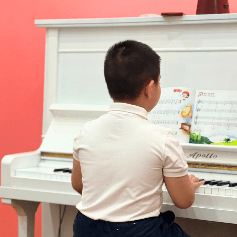 Học viên chơi piano trước lớp đầy tự tin