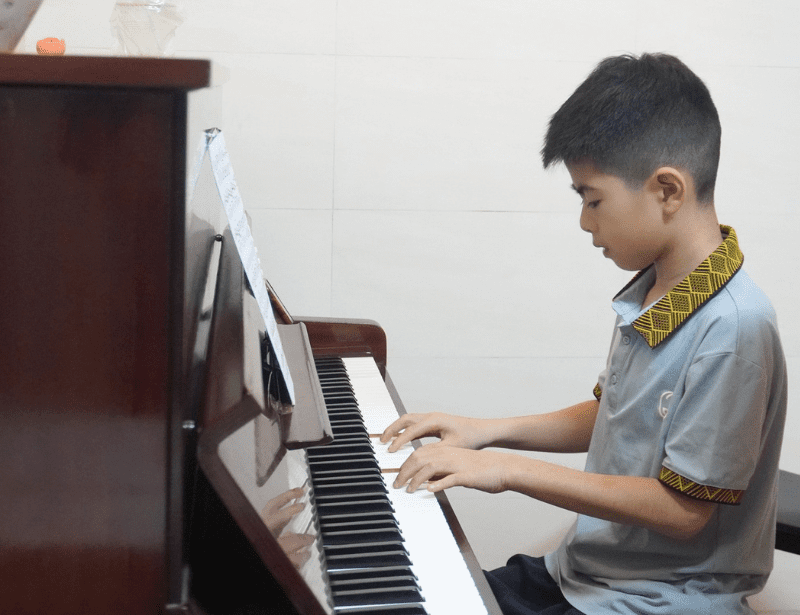 học viên khóa foundation của L.A.M Zone chăm chỉ bên cây đàn piano
