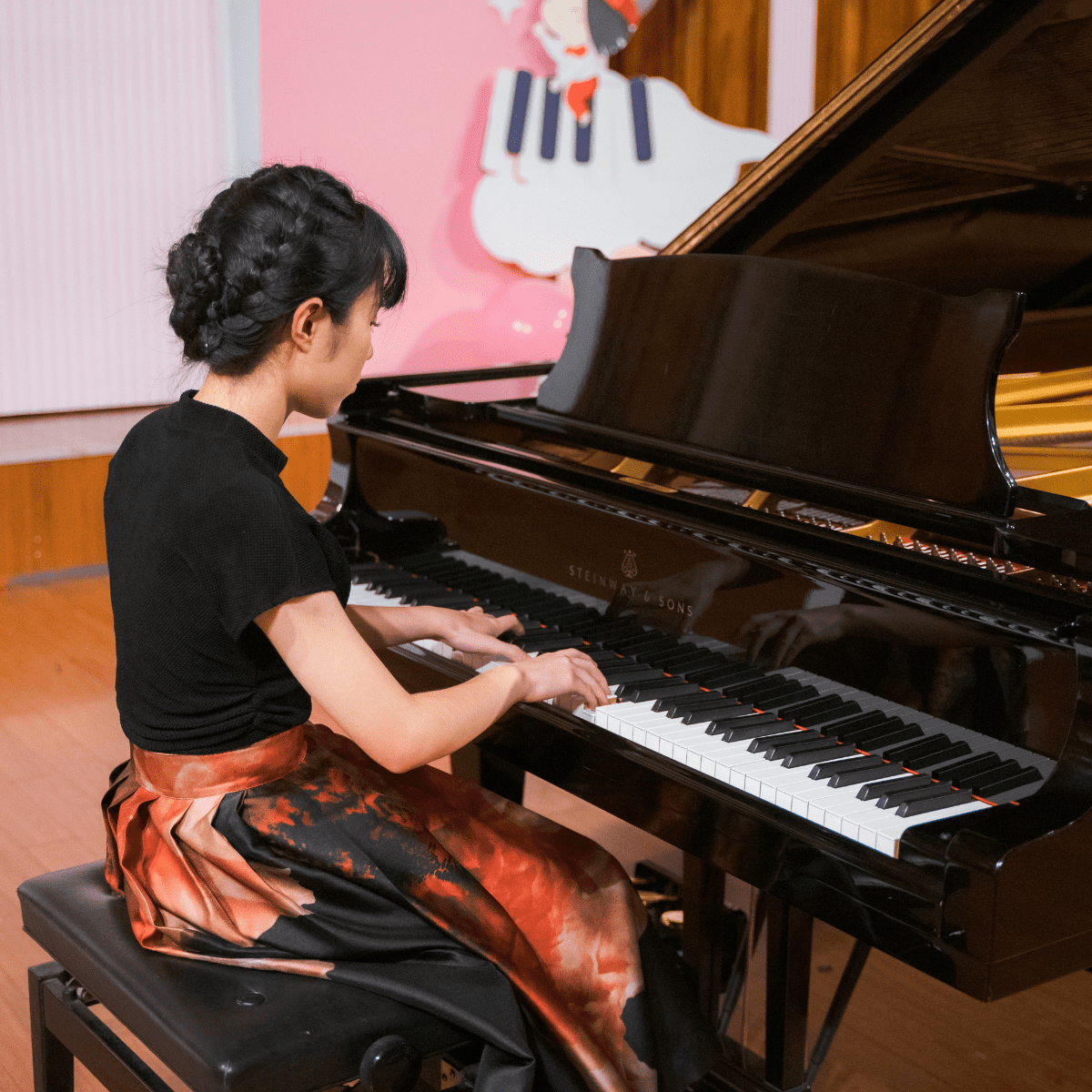 nữ học viên khóa semi-pro của L.A.M Zone biểu diễn tác phẩm piano