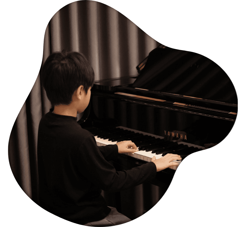học viên khóa foundation của L.A.M Zone biểu diễn đàn piano