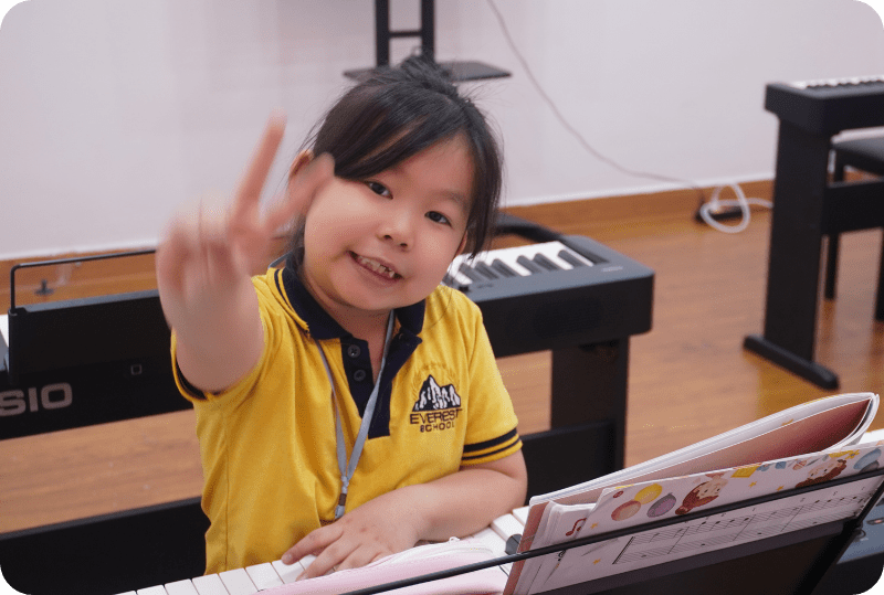 học viên lớp nhóm vui vẻ tại lớp học của L.A.M