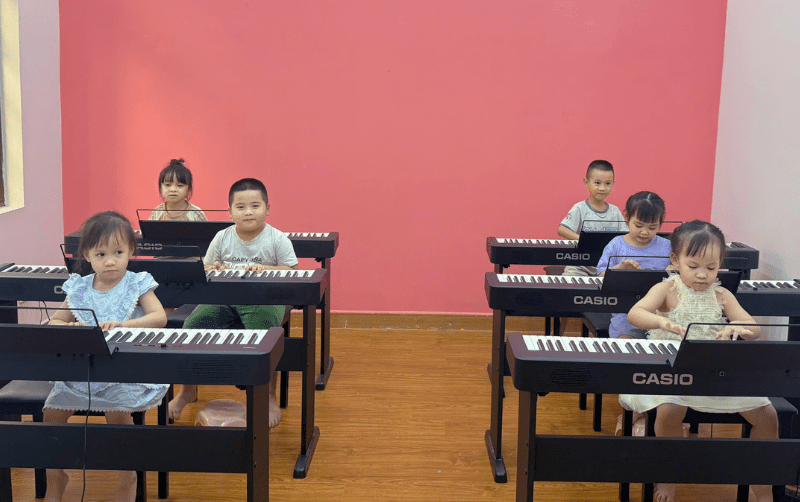 Lớp học piano nhóm 5-7 tuổi vui vẻ tại L.A.M Zone