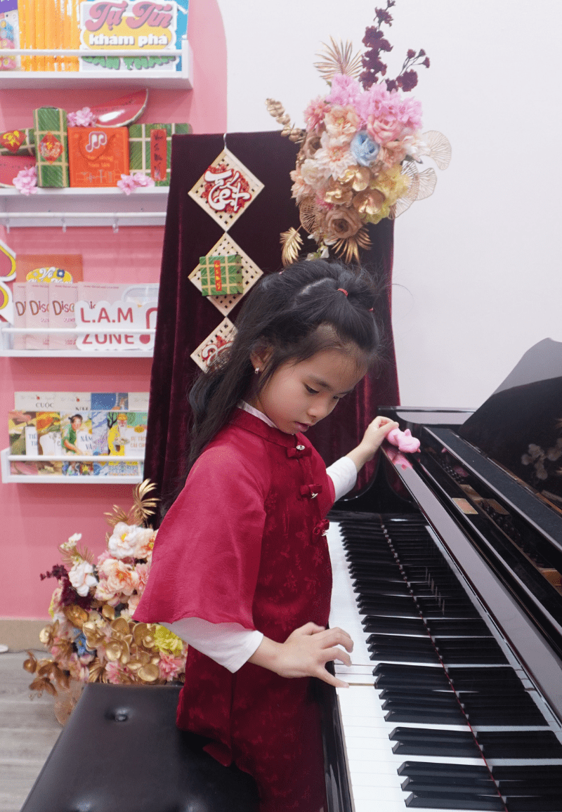 Bé gái tập trung đánh đàn piano tại L.A.M Zone Hà Nội