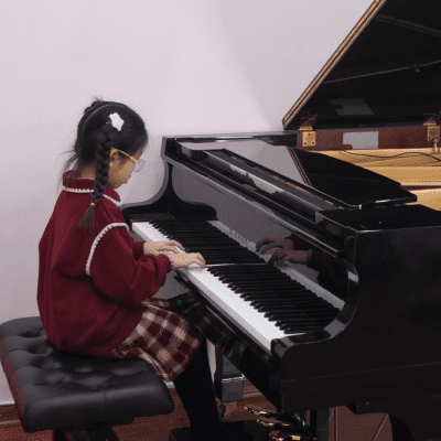 Học viên tự tin đánh đàn piano tại L.A.M Zone Hà Nội