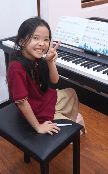 Học viên vui vẻ học piano tại L.A.M Zone