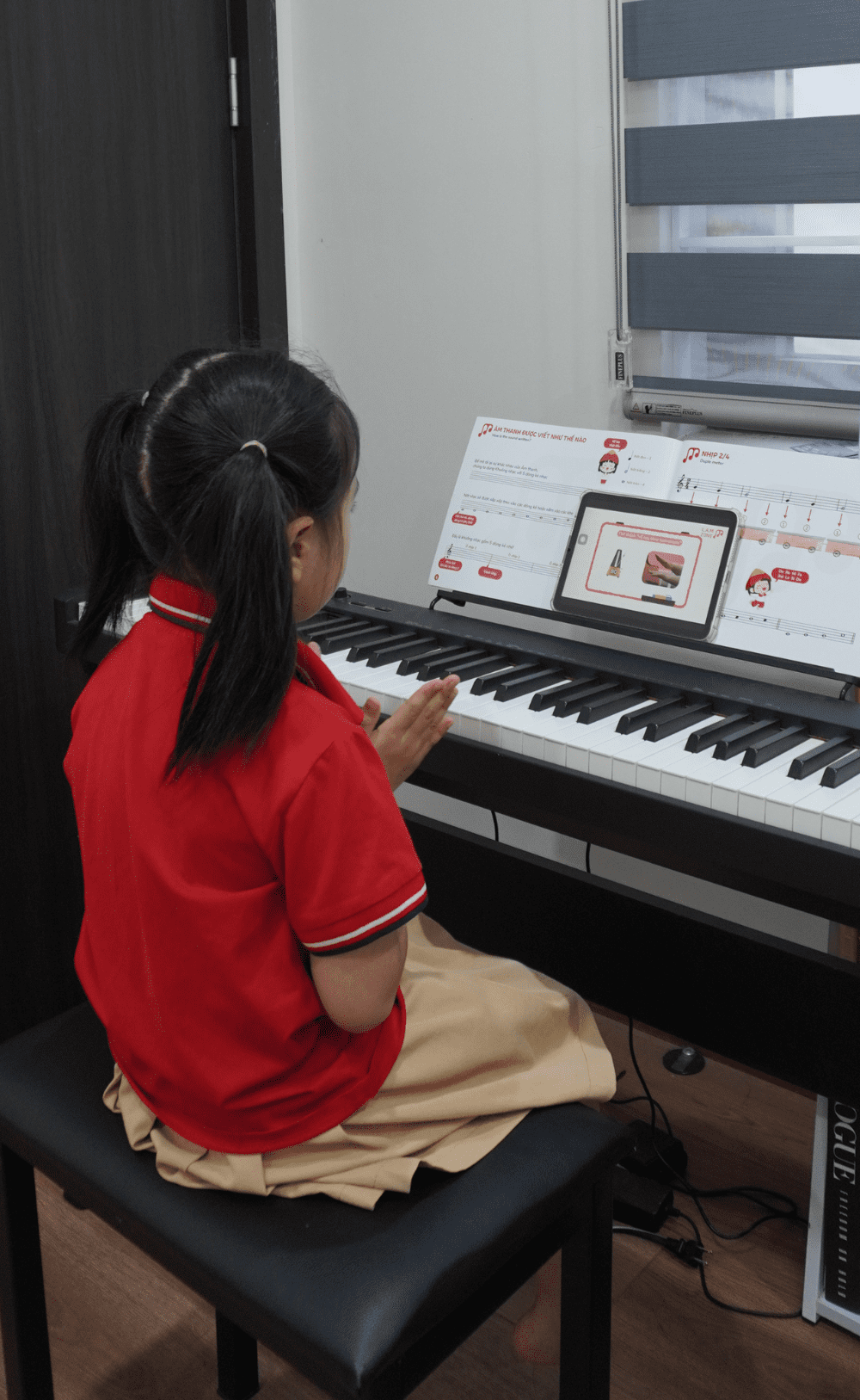 học viên khóa disco1a xem video học piano online tại nhà