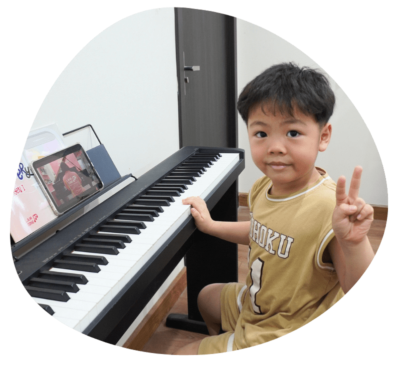 Học viên khóa disco1a vui vẻ học piano tại nhà