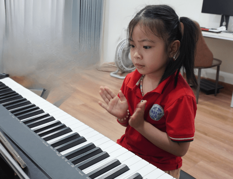học viên khóa disco1a làm theo hướng dẫn video học piano