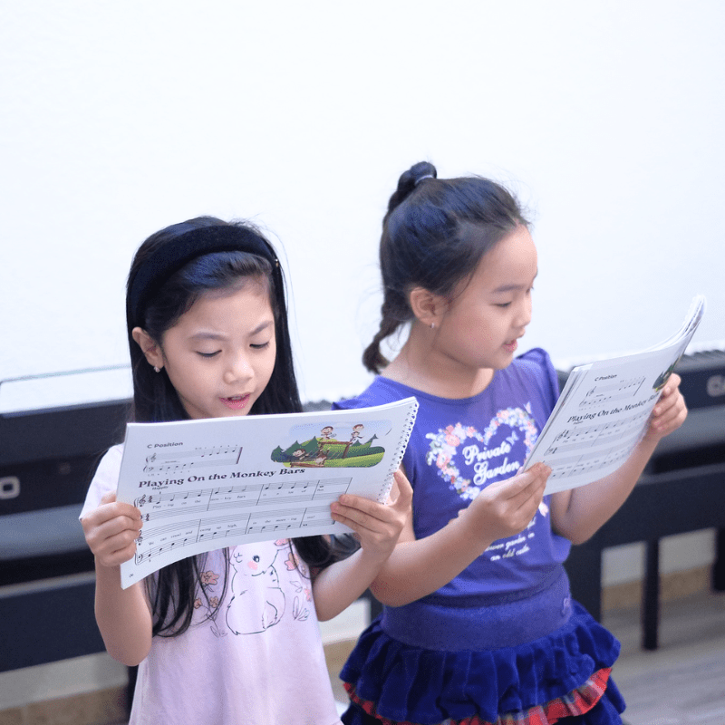 Nhóm học viên cười vui vẻ trong buổi học piano nhóm