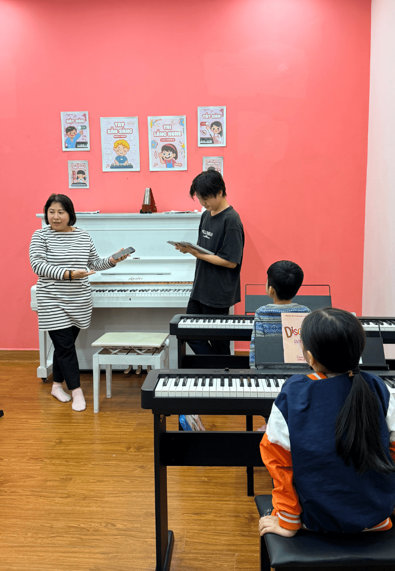 Nhóm học viên hào hứng trong giờ học nhóm piano L.A.M Zone