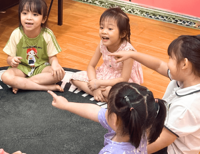 học viên lớp nhóm vui vẻ tham gia hoạt động