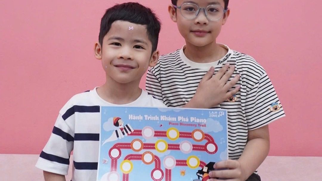 Hai học viên L.A.M Zone cùng tấm bản đồ Hành Trình Khám Phá Piano