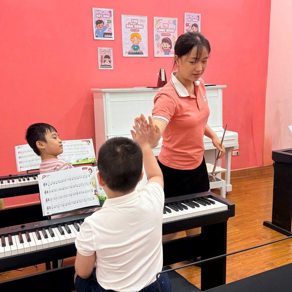 Coach L.A.M Zone và học viên bên đàn piano