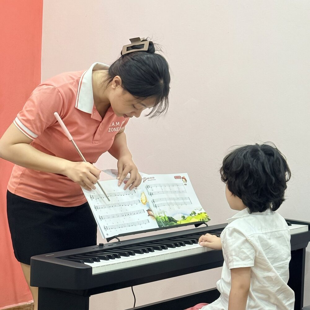 Coach hướng dẫn học viên chơi piano 1 kèm 1