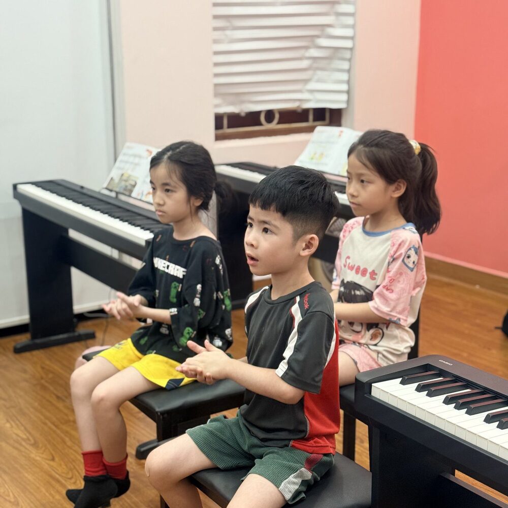 Học viên tương tác trong lớp piano nhóm